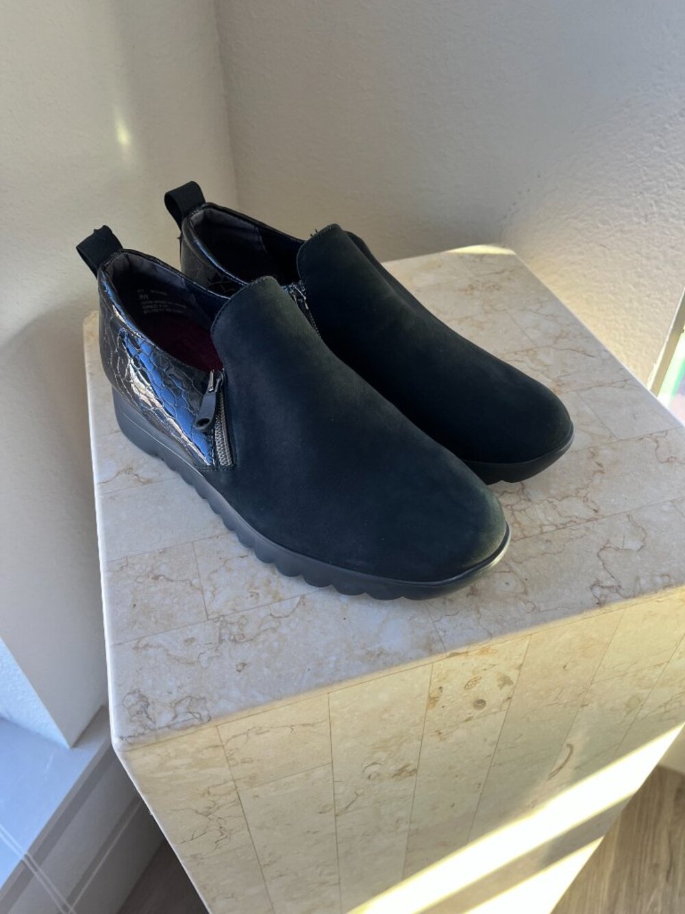 Munro Black Slip On Loafer Size 8W Like New Condition